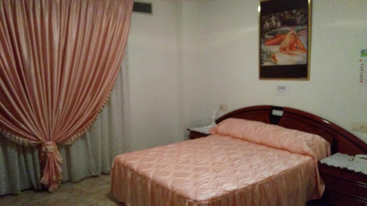 Pensión-Hostal Mari Loli Guardamar del Segura Exterior foto