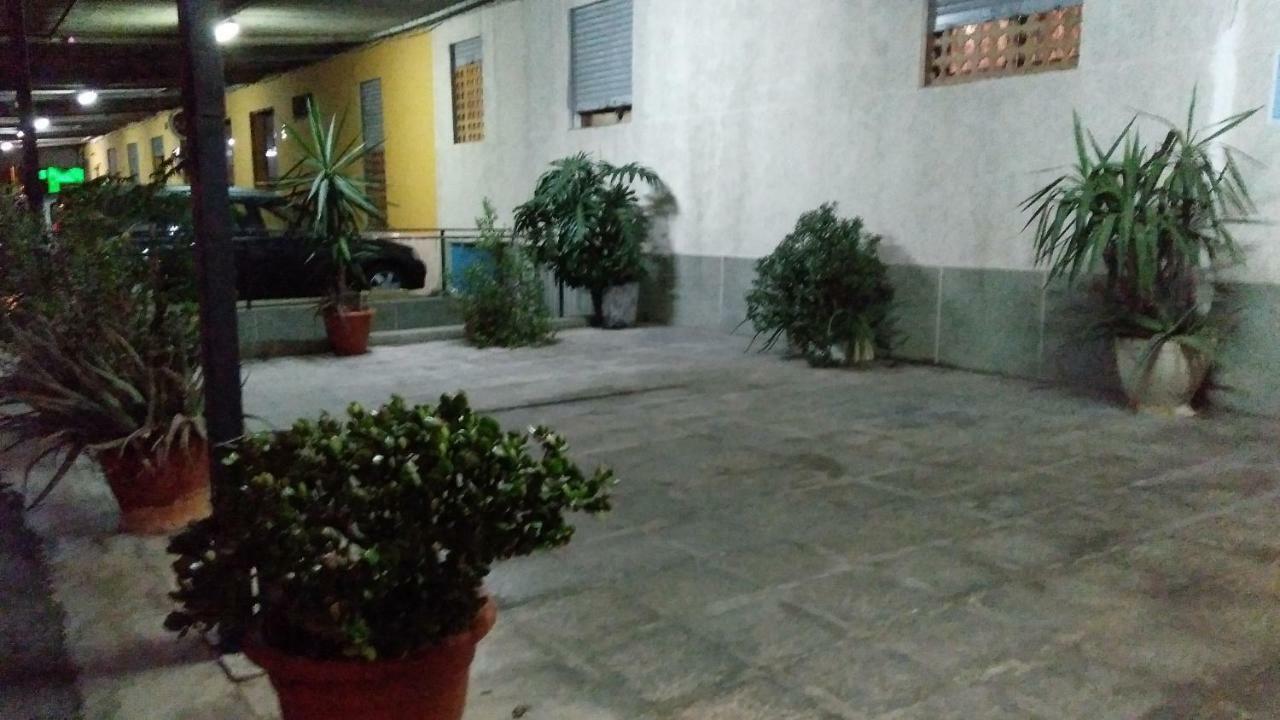 Pensión-Hostal Mari Loli Guardamar del Segura Exterior foto
